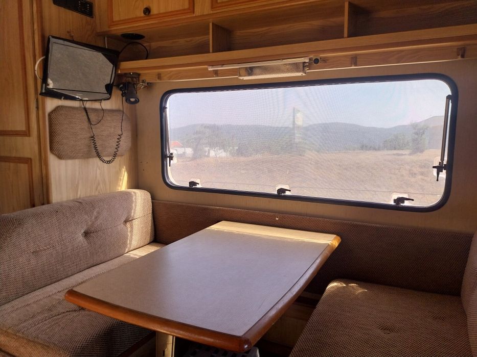 Vende-se autocaravana clássica Mercedes-Benz MB 100 com célula Eura Mobil, muito estimada e em excelente estado geral.