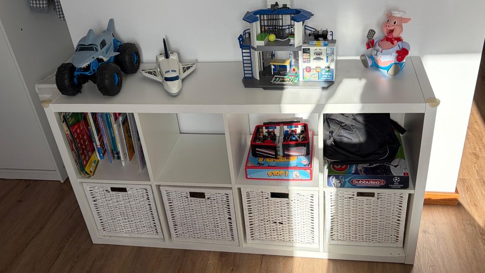 Estante Kallax do Ikea com 4 cestos do Ikea