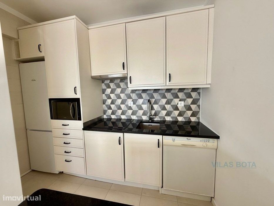 Apartamento T1 Renovado com Vista Mar a 100 metros da Praia Quarteira