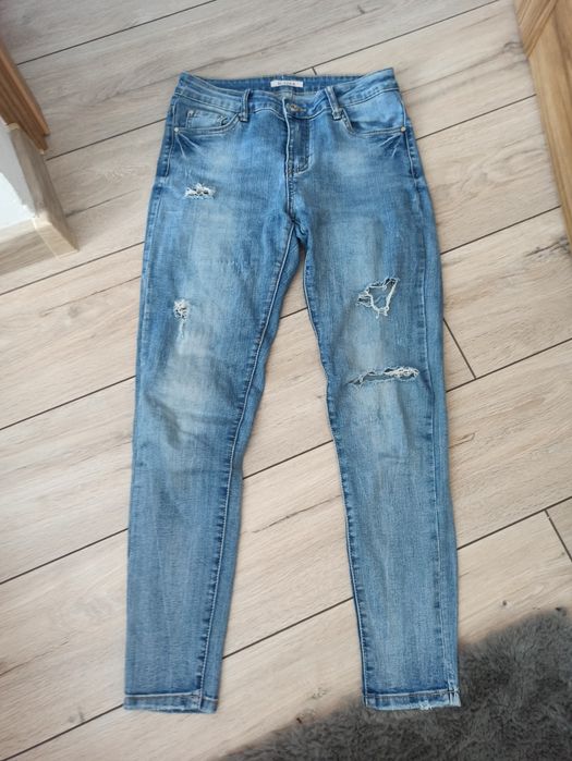 Jeansy z dziurami