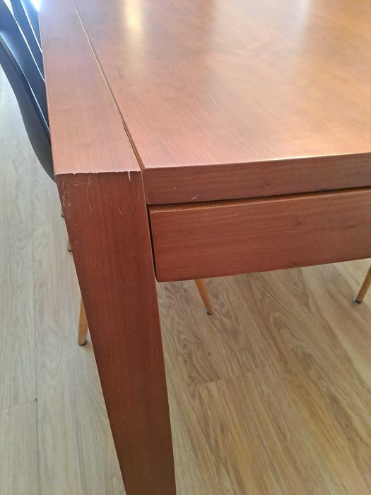 Mesa de sala de refeição, em cerejeira