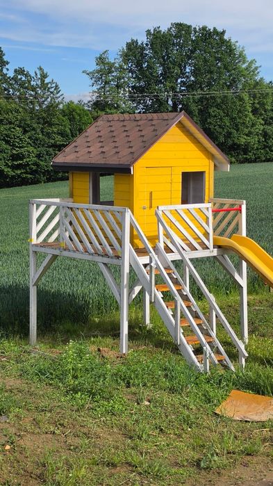 Domek dla Dzieci na podwyższeniu że zjeżdżalnią