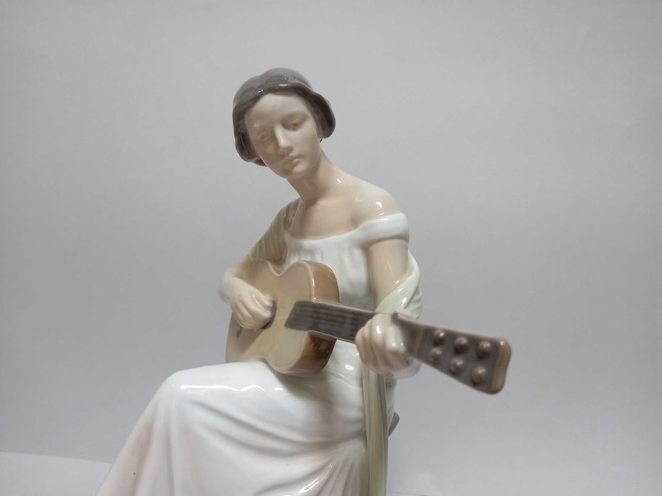 Kobieta z gitarą, figurka B&G Kopenhaga proj. I. Plockross Irminger