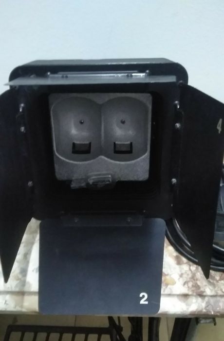 Vendo projetor para iluminação a precisar de peças