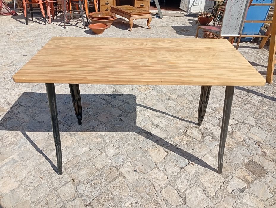 Mesa com pés em ferro e tampo em madeira