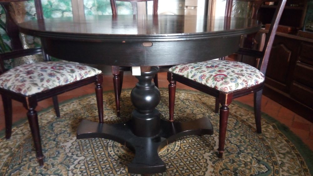 Mesa antiga com cadeiras