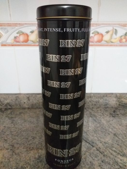 Lata Vazia de Garrafa de Vinho do Porto