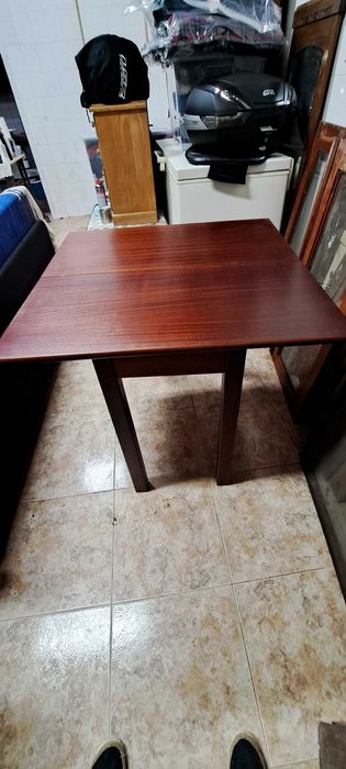 Mesa quadrada em madeira