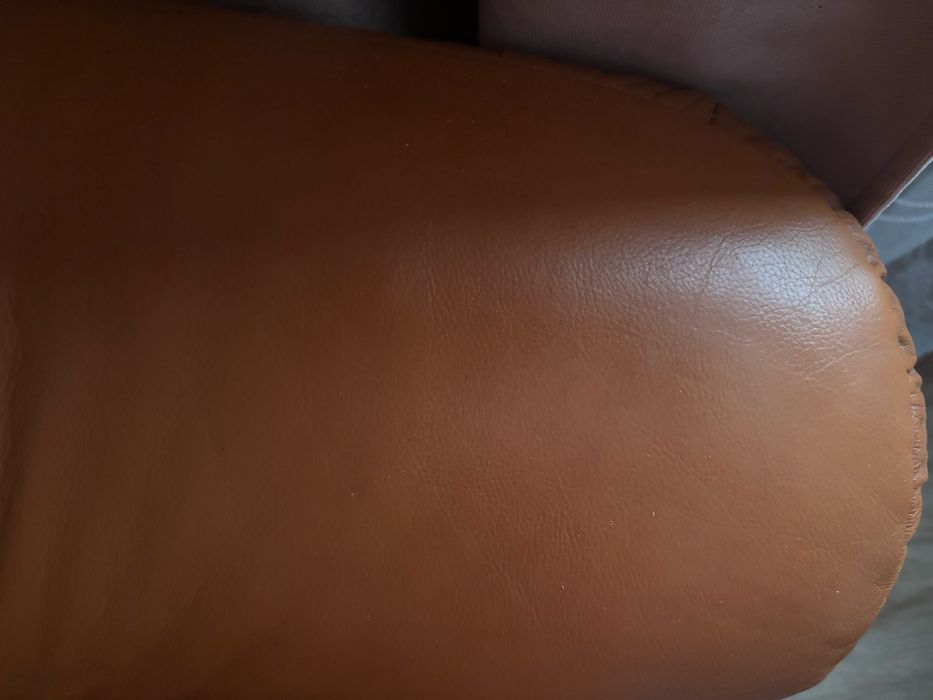 Продається стильний шкіряний диван у відмінному стані.