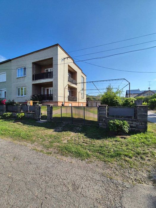 Продаж двоповерхового будинку з ділянкою та комерцією | м. Тячів