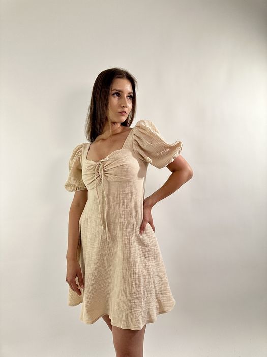 Beżowa sukienka muślinowa z krótkim rękawem