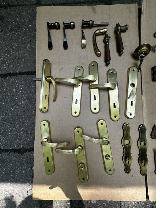 Mosiężne klamki i szyldy