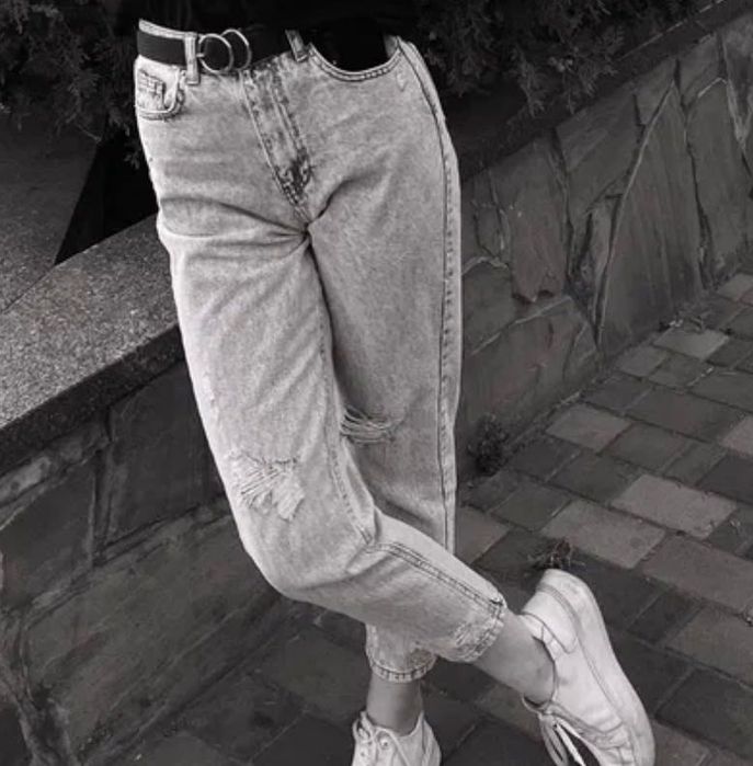 Стильні сірі джинси Mom з ефектом потертості