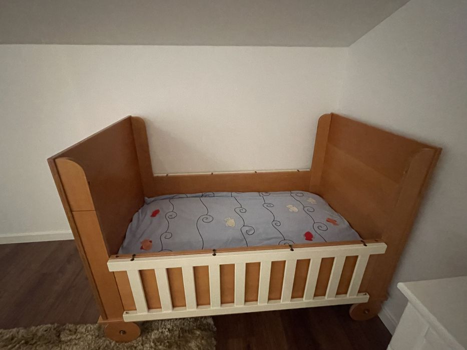 Cama de grades em madeira  bebe! Muito boa e medidas grandes