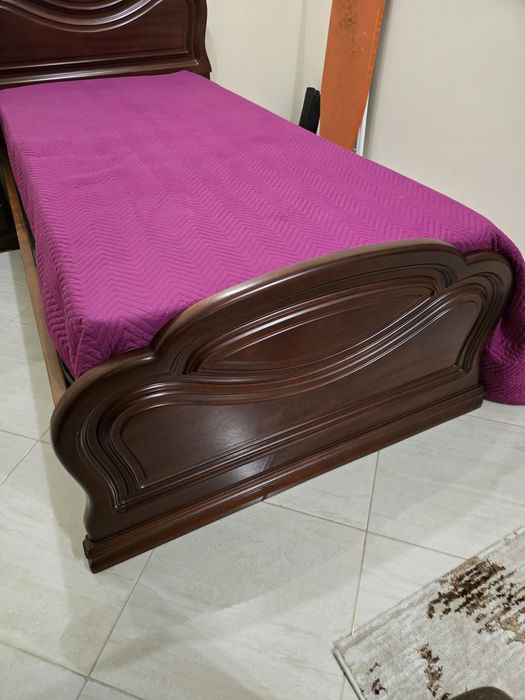 Cama solteiro com estrado e colchão 190x90/mesa cabeceira/móvel entrada e espelho