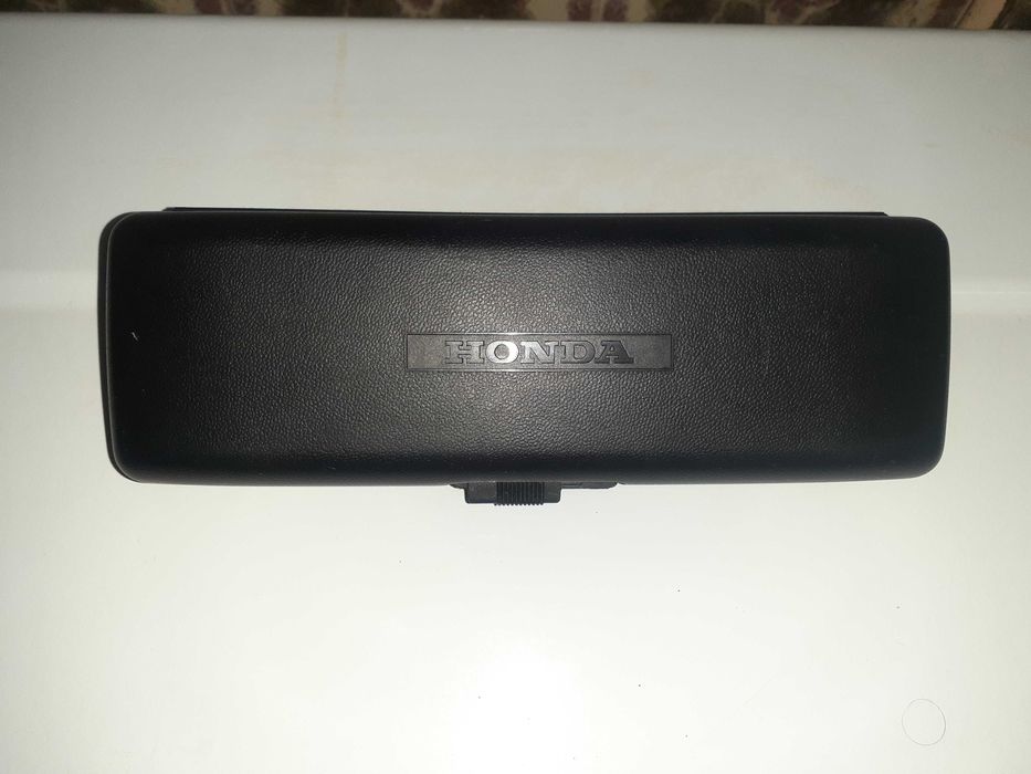 Caixa proteção de painel frontal de autorádio marca Honda.