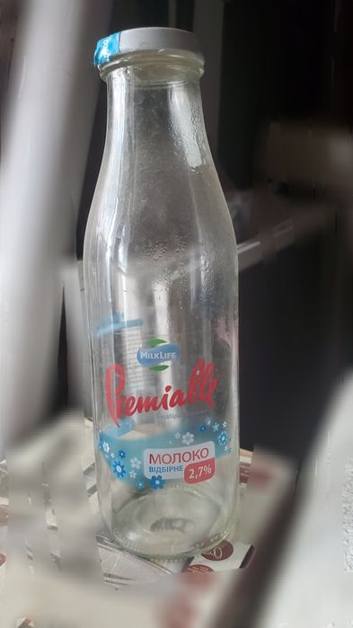 Банки ,бутылки крышками