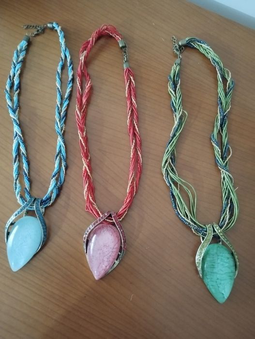 Alfinetes brincos e colares