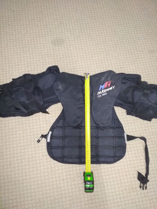 Перчатки хоккейные, форма.