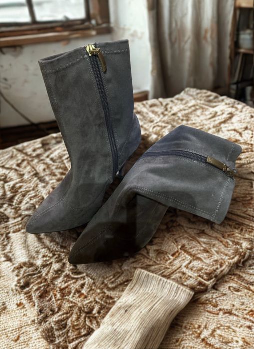 Botas salta alto em camurca