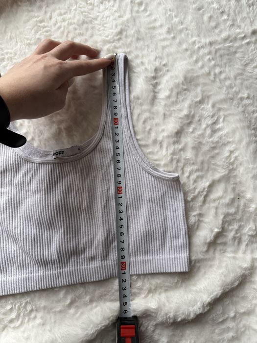 biały top na ramiączka