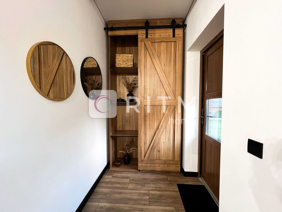 Здається двоповерховий будинок з сучасним дизайнерським ремонтом.