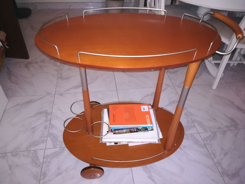 Mesa ou carrinho de apoio elegante.