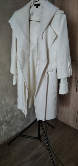 Одяг верхній. Пальто. Осінь-весна. Розмір на фото. Колір білий.