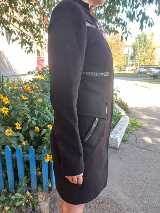 Чорне приталине пальто