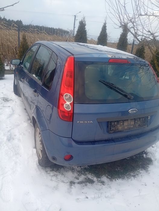 Ford Fiesta uszkodzony