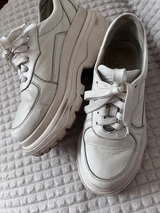 Białe skórzane sneakersy
