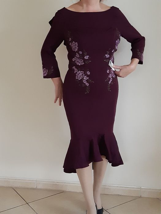 Suknia midi z rękawem asymetryczna śliwkowa r.38"Chi Chi London" z met