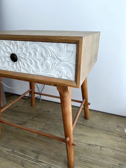 Mesa Cabeceira em Madeira Gato Preto