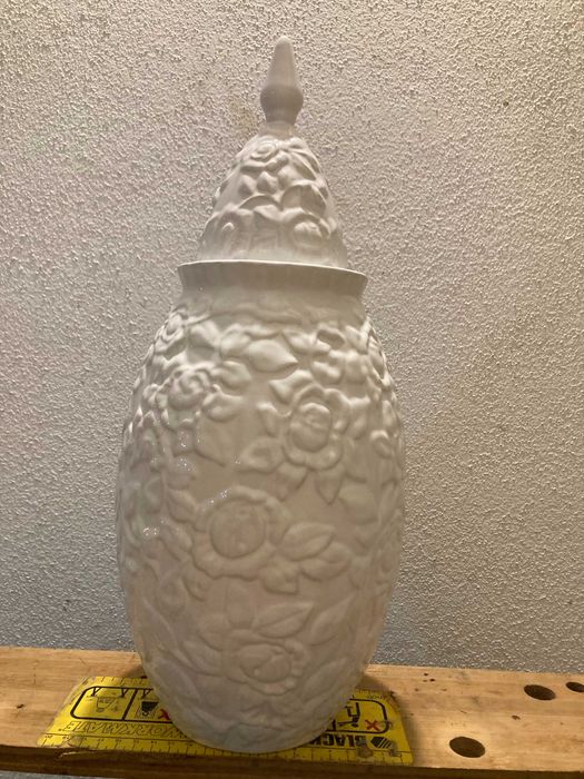 Vários objetos em porcelana decorativa