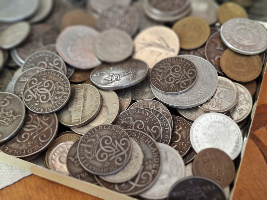 Mini kolekcja monet , 169szt. Metalowe pudelko