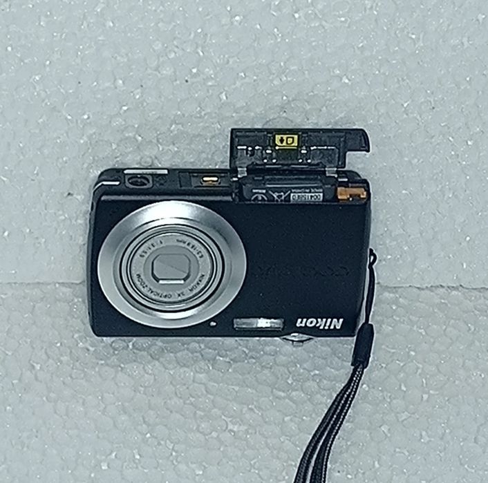 Nikon COOLPIX S203 10.0MP Digital Camera Black Não Funcional p/a peças