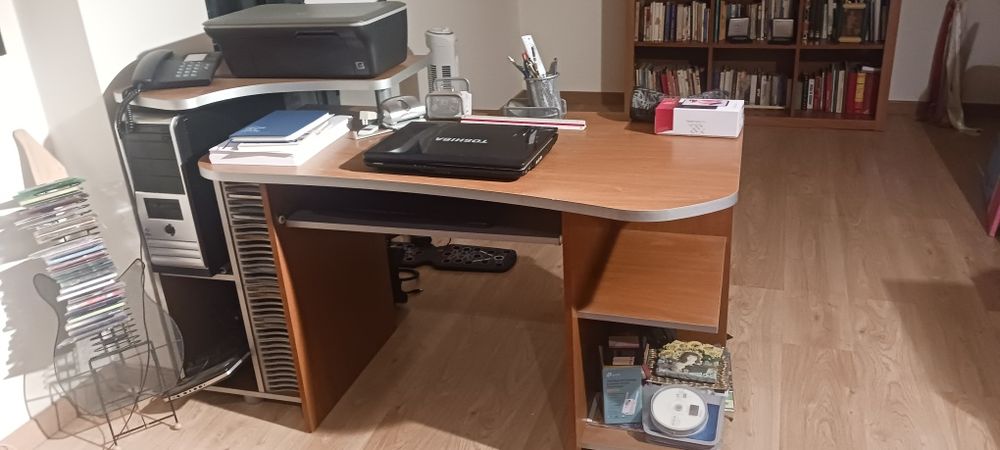 Secretária de escritório e impressora