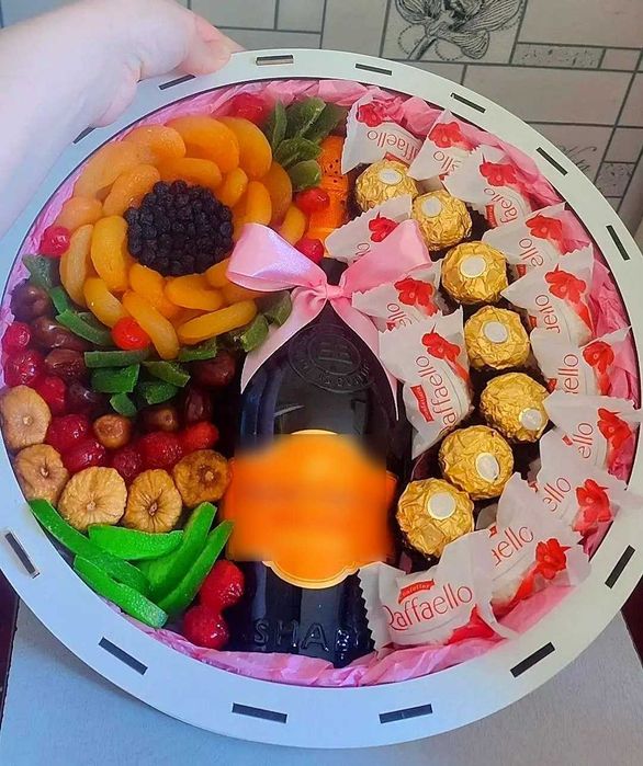 Подарункові бокси з цукерками та букети з цукерками