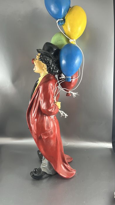 Duzy klaun z balonami