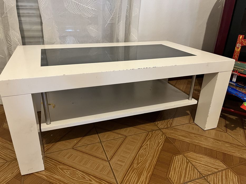 Mesa de centro branca e cinza
