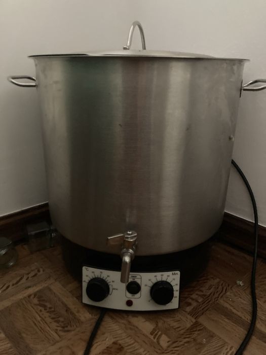 Panela elétrica para esterilizar frascos .