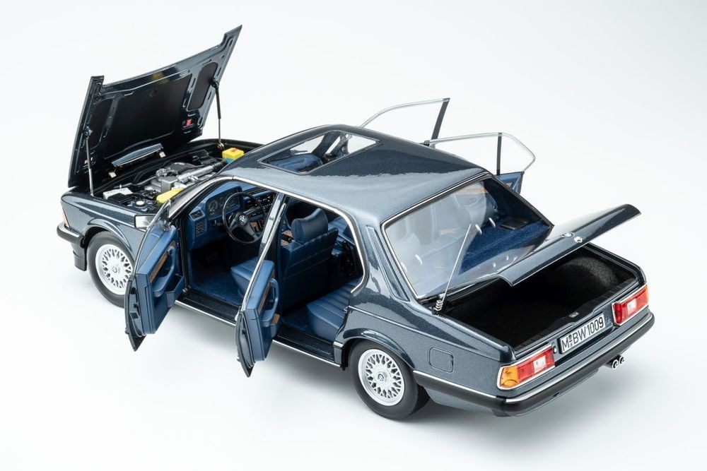 BMW 745i E23 (1984) Arctic Blue metallic Touring Modelcars 1:18