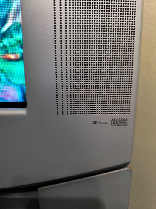 Televisão Sony 82 cm com móvel retro gaming