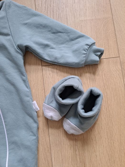 Komplet pajacyk dresowy czapka buciki Nicol 80