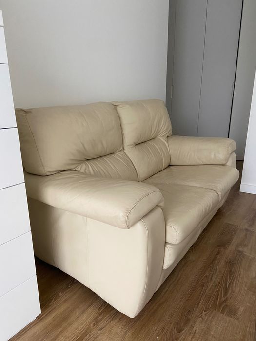 2 sofás imitação de pele bege