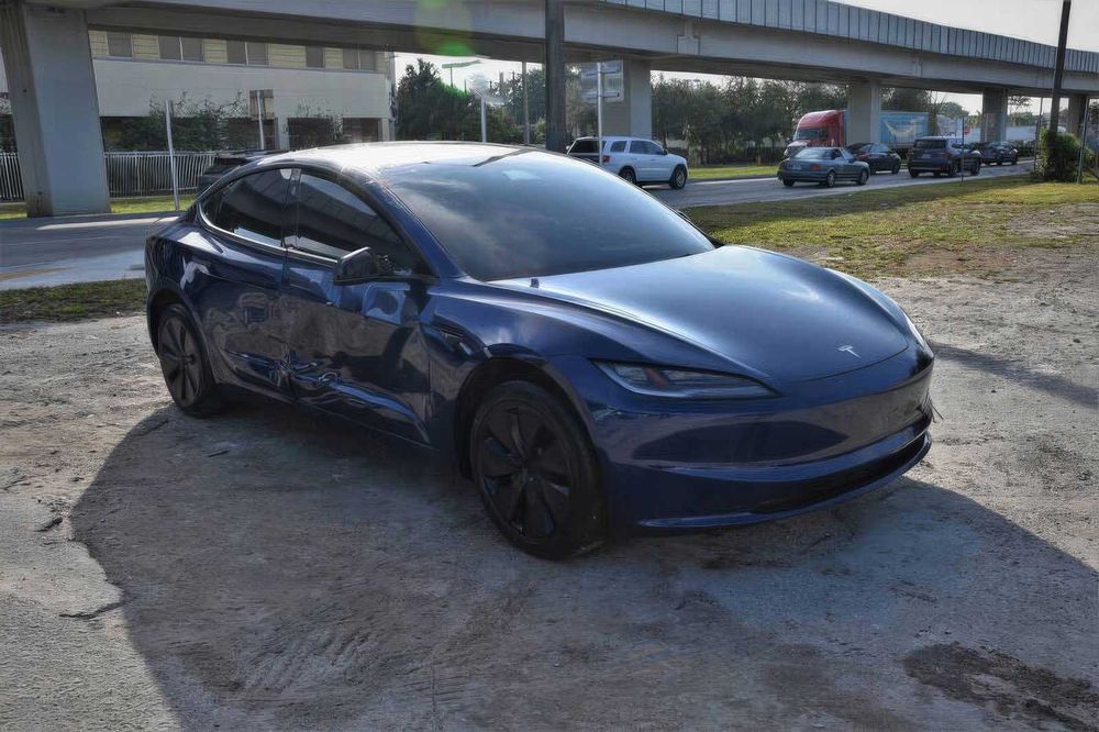 Tesla Model 3 Long Range      2025
