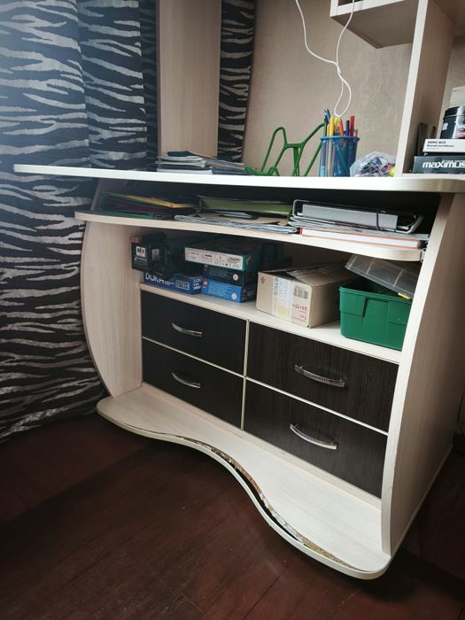 Комп'ютерний стіл