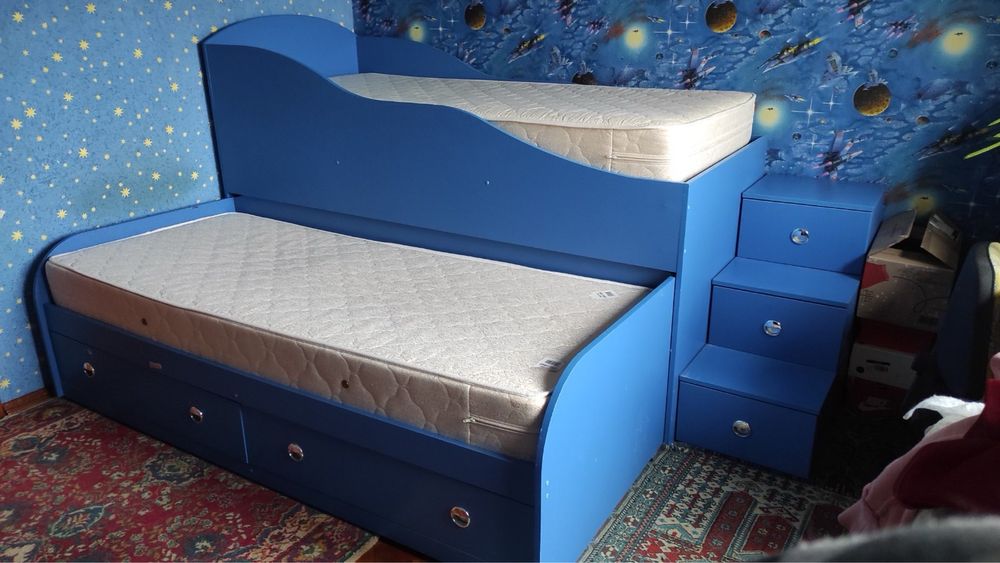 Кровать 2х ярусная 2м с матрасами,ящиками и тумбочками