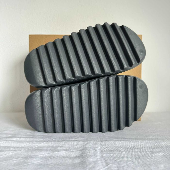 Yeezy Slide "Slate Grey" - Tamanho 42