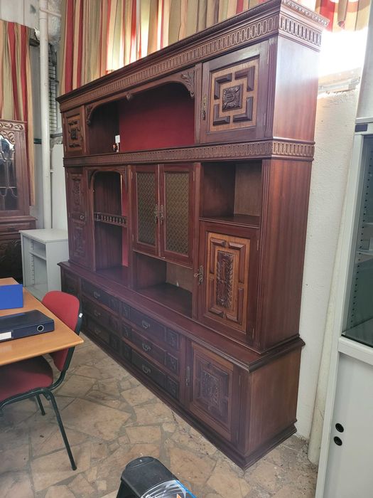 Móvel de sala em madeira trabalhada - Bom estado geral